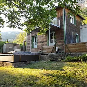 Hébergement de vacances Maison Au Bord De L'eau Avec Jacuzzi, Millau